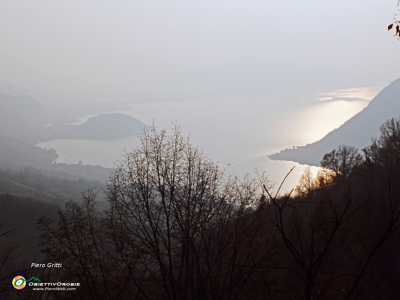 92 il lago brilla ...tra la foschia....JPG